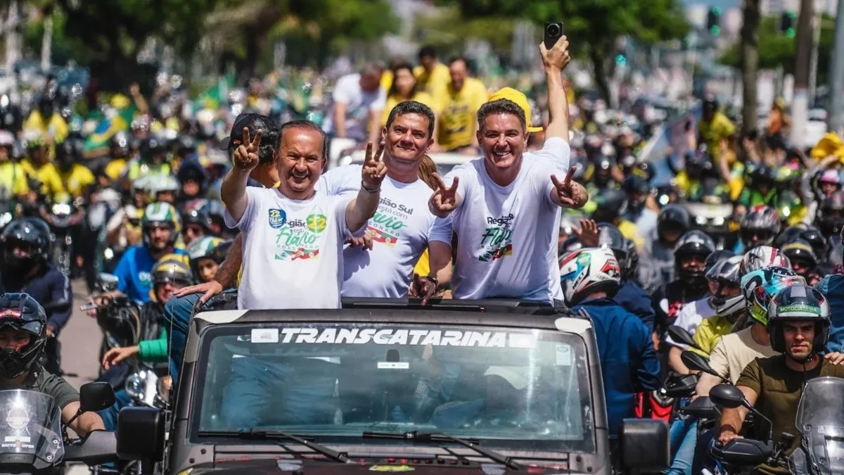 Governadores dos três estados do Sul se unem por Flávio Bolsonaro em motociata em Florianópolis e criticam PT