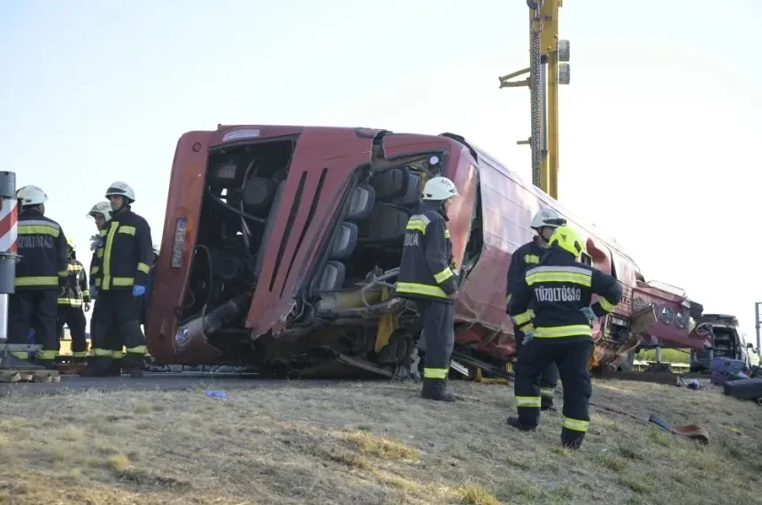 Vuelco de un autobús polaco en Hungría dejó 12 muertos y al menos 10 heridos