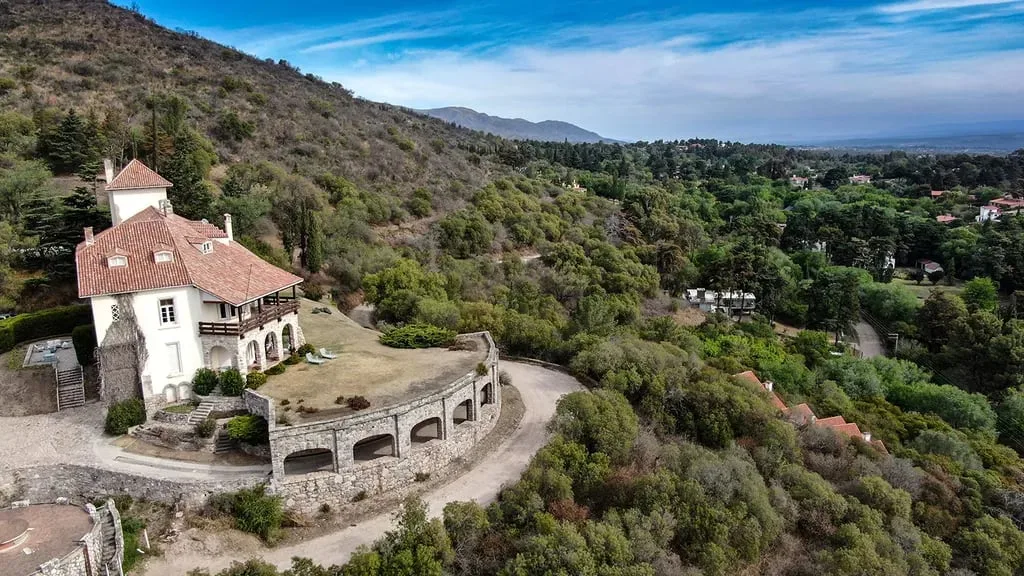 Venden por US$3,1 millones un histórico castillo en las sierras de Córdoba con 16 habitaciones y casi 10 hectáreas