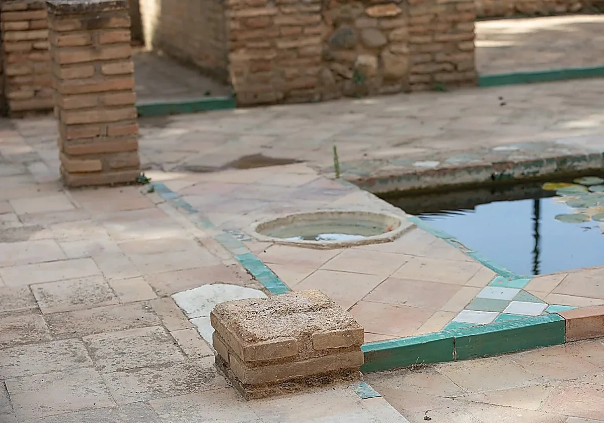 Buscan a unos jóvenes que dañaron un pilar de la Alhambra mientras hacían parkour