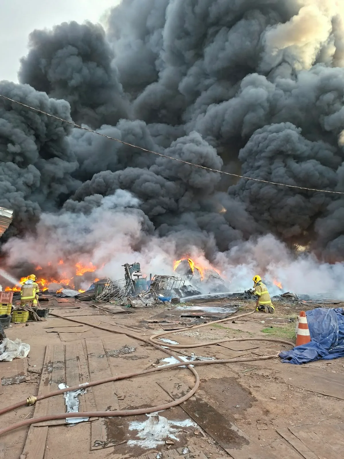 Nuvem de fumaça preta chama atenção durante incêndio em depósito de recicláveis de Divinópolis; VÍDEO