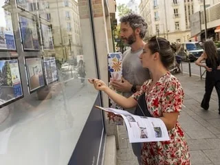 « Et toi, tu as pu négocier un peu ? » : la discussion sur l’immobilier reste un incontournable