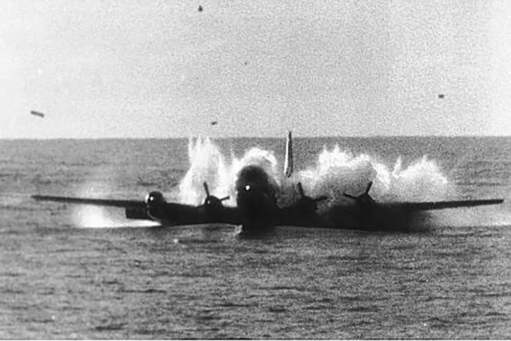 70 лет назад пассажирский Boeing 377 совершил посадку на поверхность океана