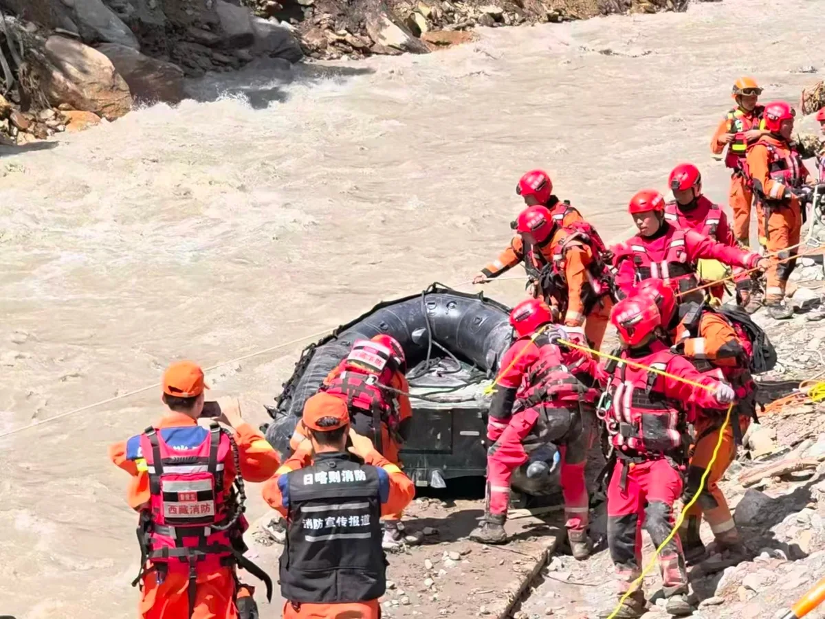 Aumentan a siete los muertos y más de 550 los desaparecidos en China por la riada en la frontera con Nepal