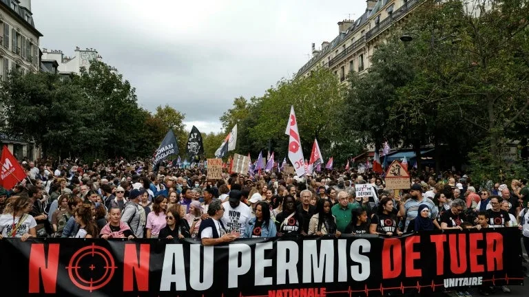 Loi sur la présomption de légitime défense pour les forces de l'ordre: des milliers de manifestants défilent à Paris