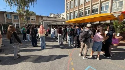 "On va avoir 17 ans, on est assez grands pour gérer notre temps d’écran" : la rentrée sans téléphone portable au lycée ne fait pas que des heureux à Paris
