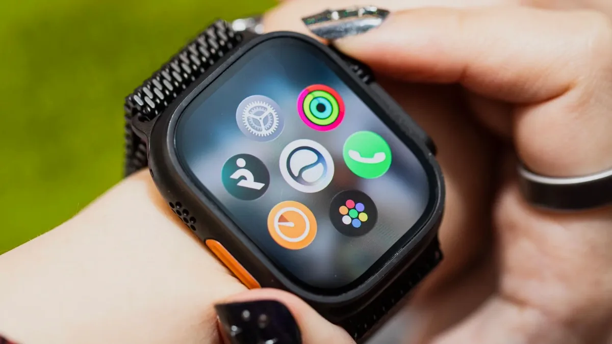 Apple complica o fecho de apps no watchOS 27. Vários utilizadores já criticam a mudança