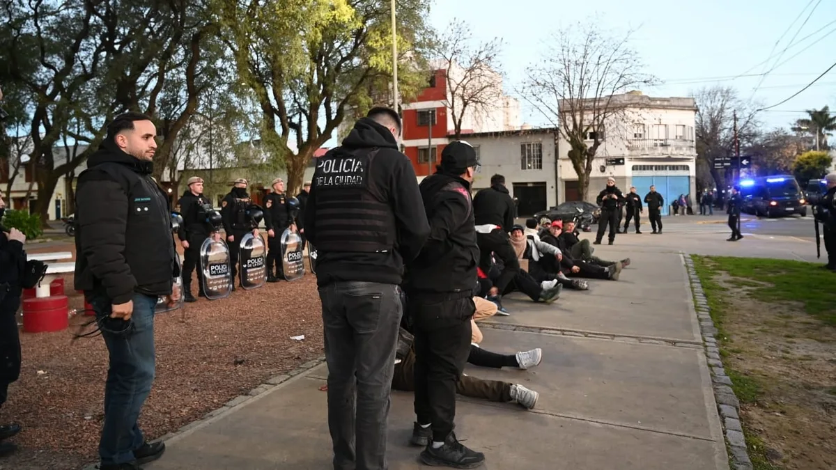 El fuerte castigo que les aplicaron a 17 barras de Huracán por los incidentes en la previa del partido contra Deportivo Riestra