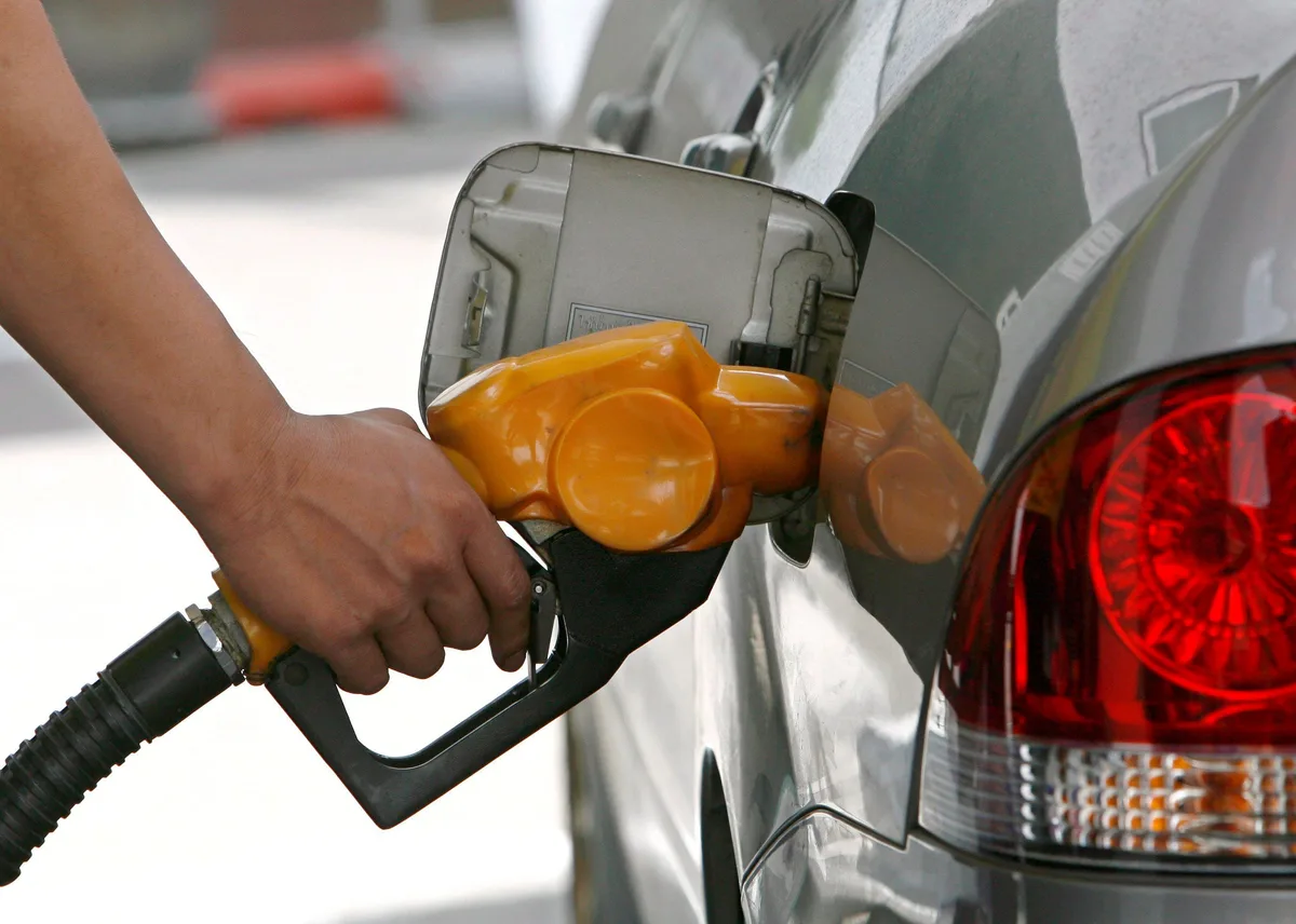 Llenar el depósito de gasoil ya cuesta más de 100 euros: el diésel llega a los 1,82 euros y la gasolina toca los 1,7 en el mes de mayor tráfico del año