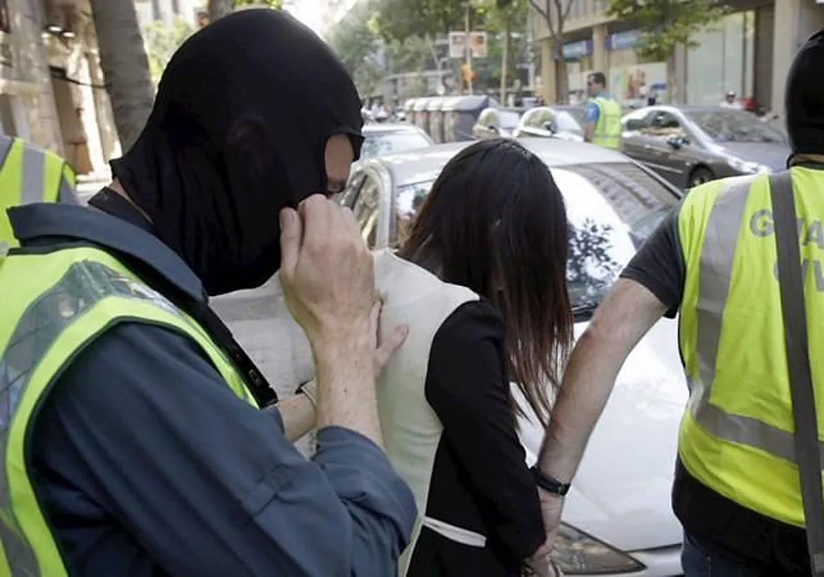 Desarticulan una red de explotación sexual en Orense que sometía a las mujeres con «rituales de brujería»