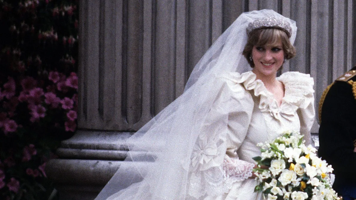 Del velo 'polvo de hadas' de Lady Di a la guía de botánica que Meghan Markle plasmó en el suyo: recordamos los diseños icónicos de la realeza
