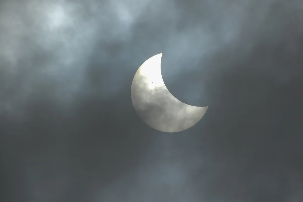 Il suffit d'une petite éclipse de soleil pour faire lâcher leur smartphone aux Français !