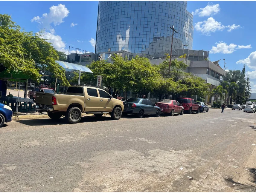 Largas colas de gasolina en Puerto Ordaz este viernes
