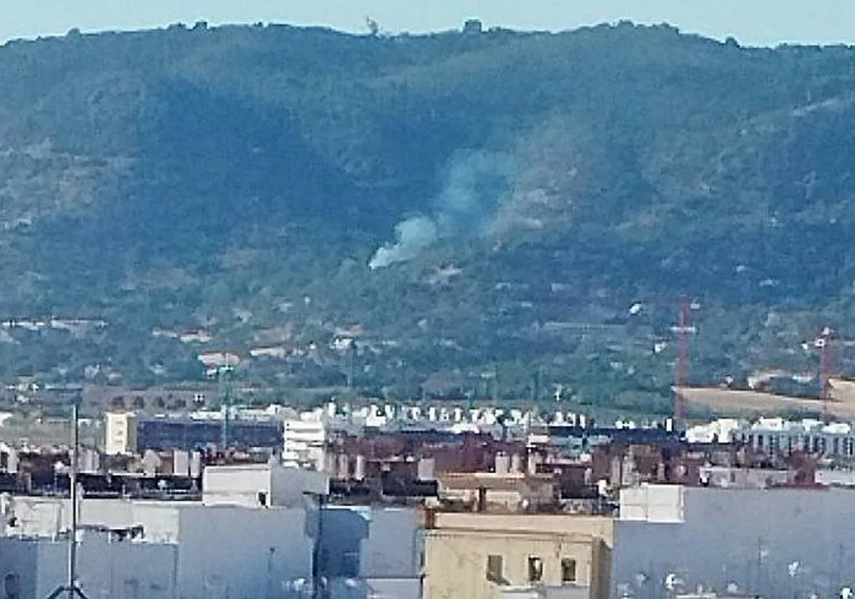 Dos aviones combaten un incendio en el pasaje Casilla del Aire, en la Sierra de Córdoba