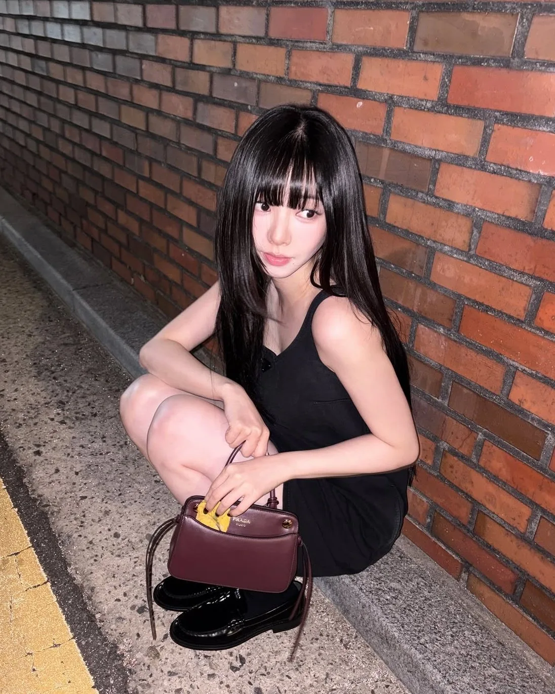 카리나, 벽돌 앞에서도 화보…가녀린 블랙 원피스 자태 [DA★]