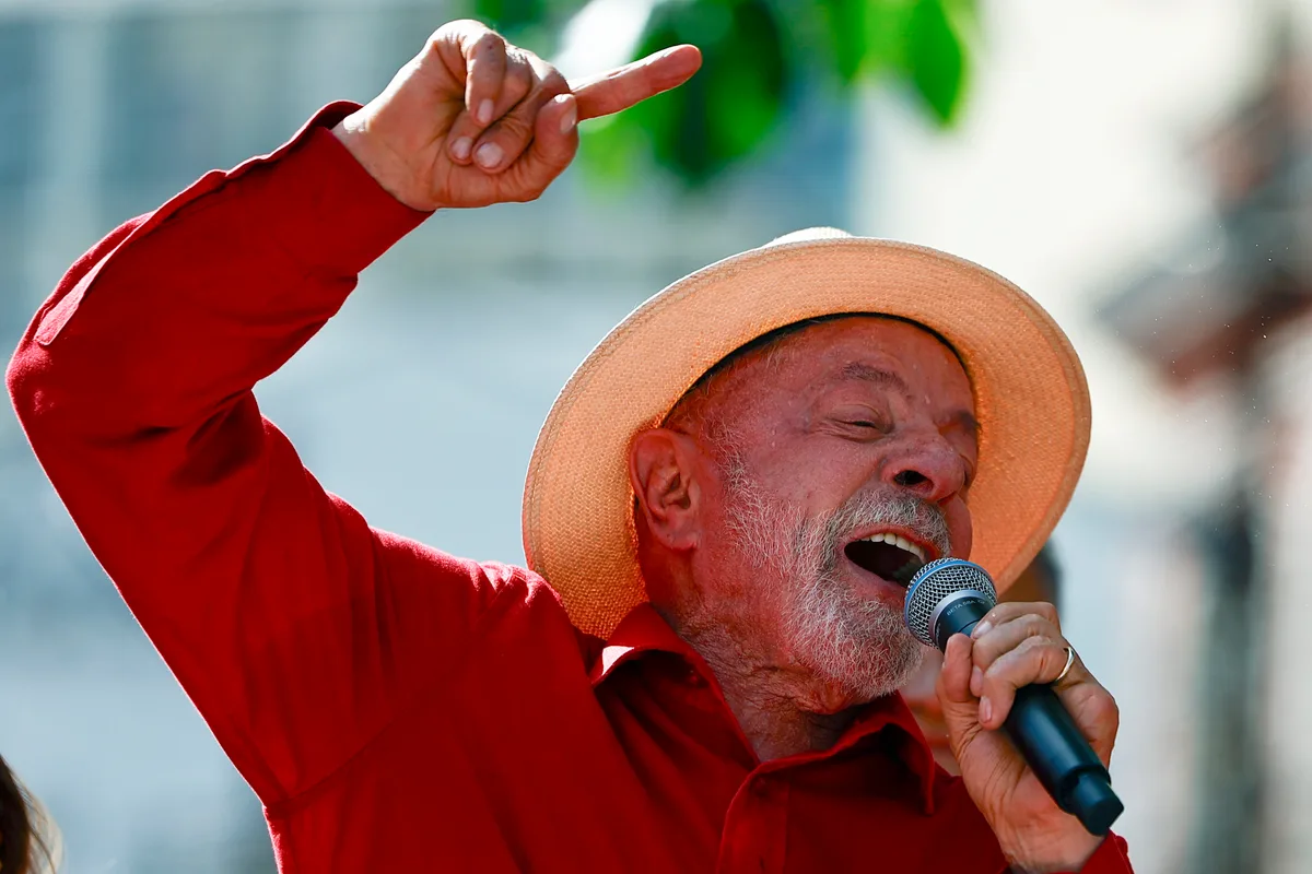 Lula, en problemas: reduce distancias con Bolsonaro pero una denuncia contra él y su hijo estalla en la recta final de la campaña