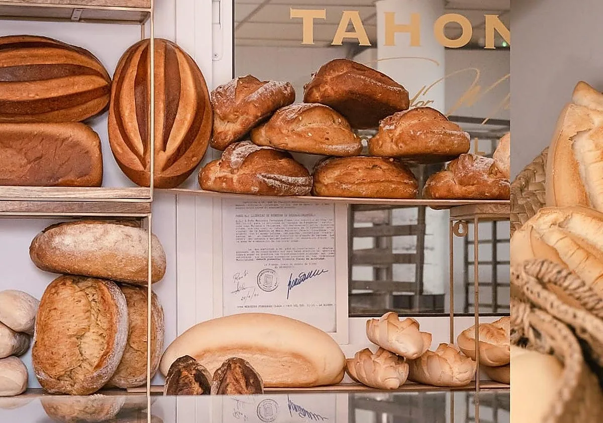 La 'Tahona, la Casa del Pan' abre en la Carretera de Carmona con multitud de panes, su preñao de chorizo y los famosos Chatocaos