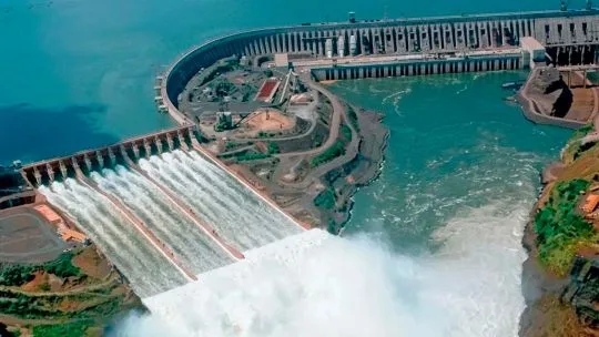 La represa binacional Itaipú abrió sus compuertas tras las abundantes lluvias registradas producto de El Niño