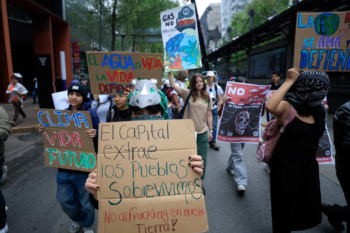 ‘Queremos futuro, no hidrocarburos’: Ambientalistas protestan contra fracking y daños de Pemex