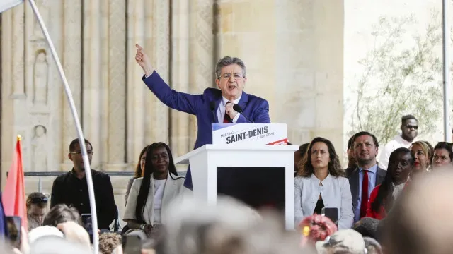 Mélenchon acusa as autoridades de provocarem uma "crise de regime"