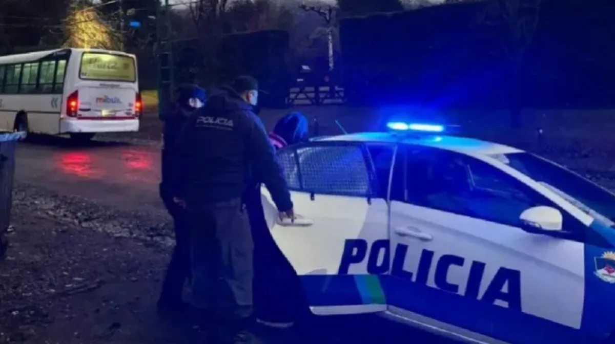 Neuquén: un hombre golpeó a una mujer y amenazó con un arma blanca a un taxista que intentó defenderla