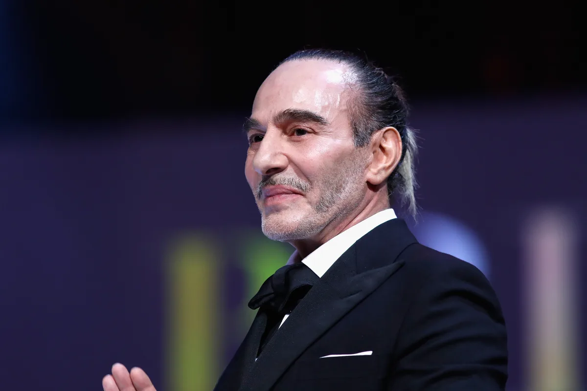 Quem é John Galliano, cancelado pelo Met Gala após polêmicas