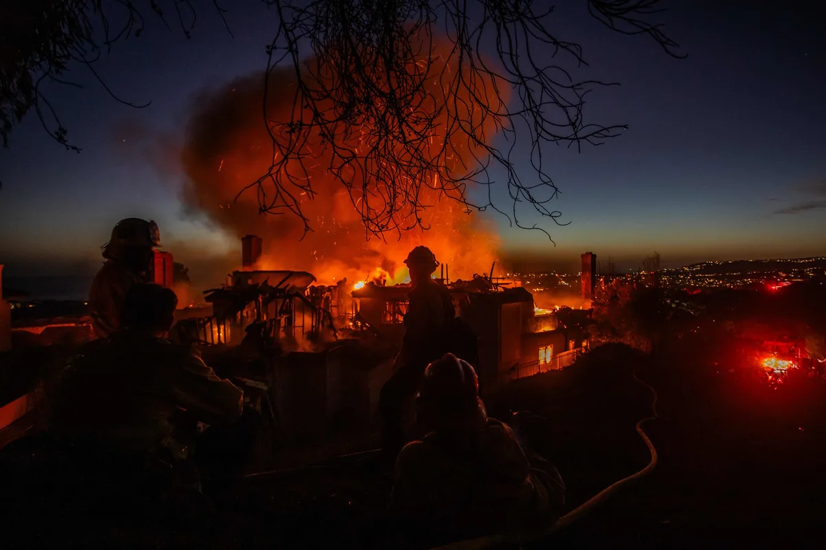 Varios incendios arrasan viviendas en el sur de California y obligan a evacuar a cientos de vecinos