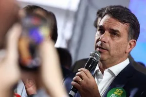 Entrevista de Flávio à Globo é acompanhada por panelaços em capitais