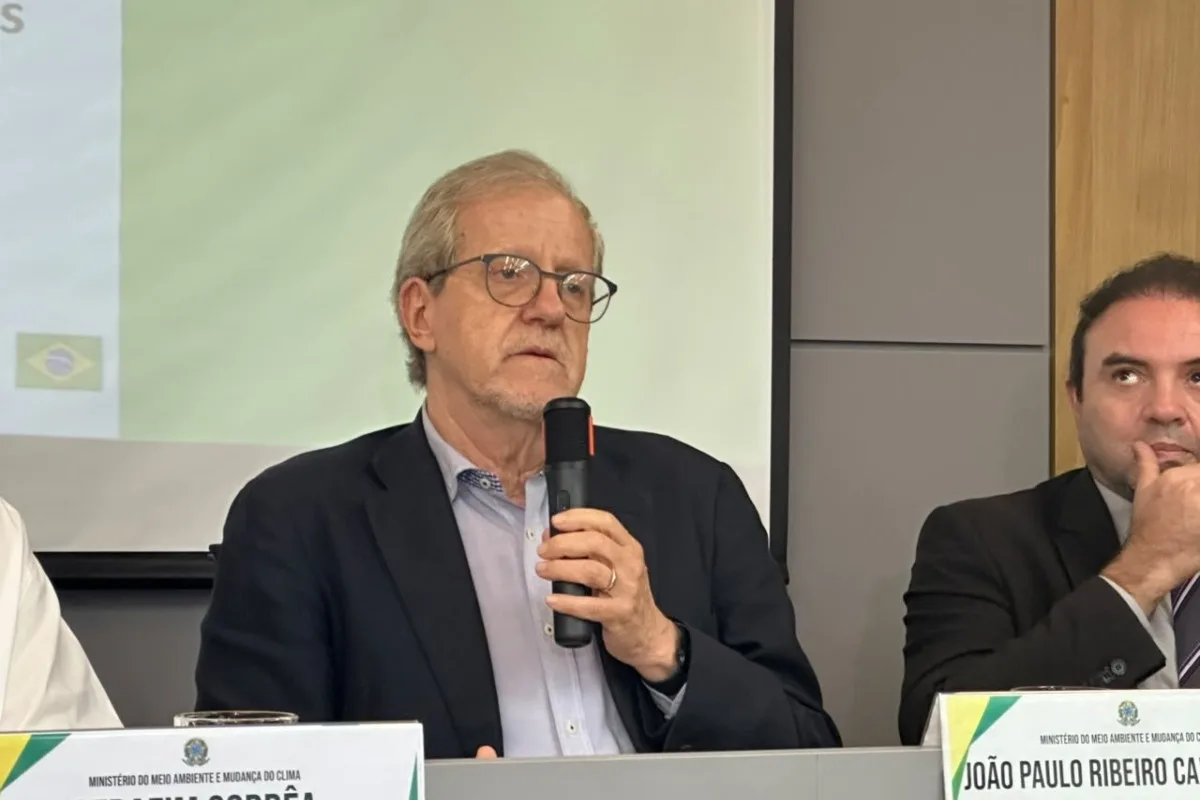 Ministro diz que equipes flagraram pessoas colocando fogo na floresta e anuncia investigação criminal no AM