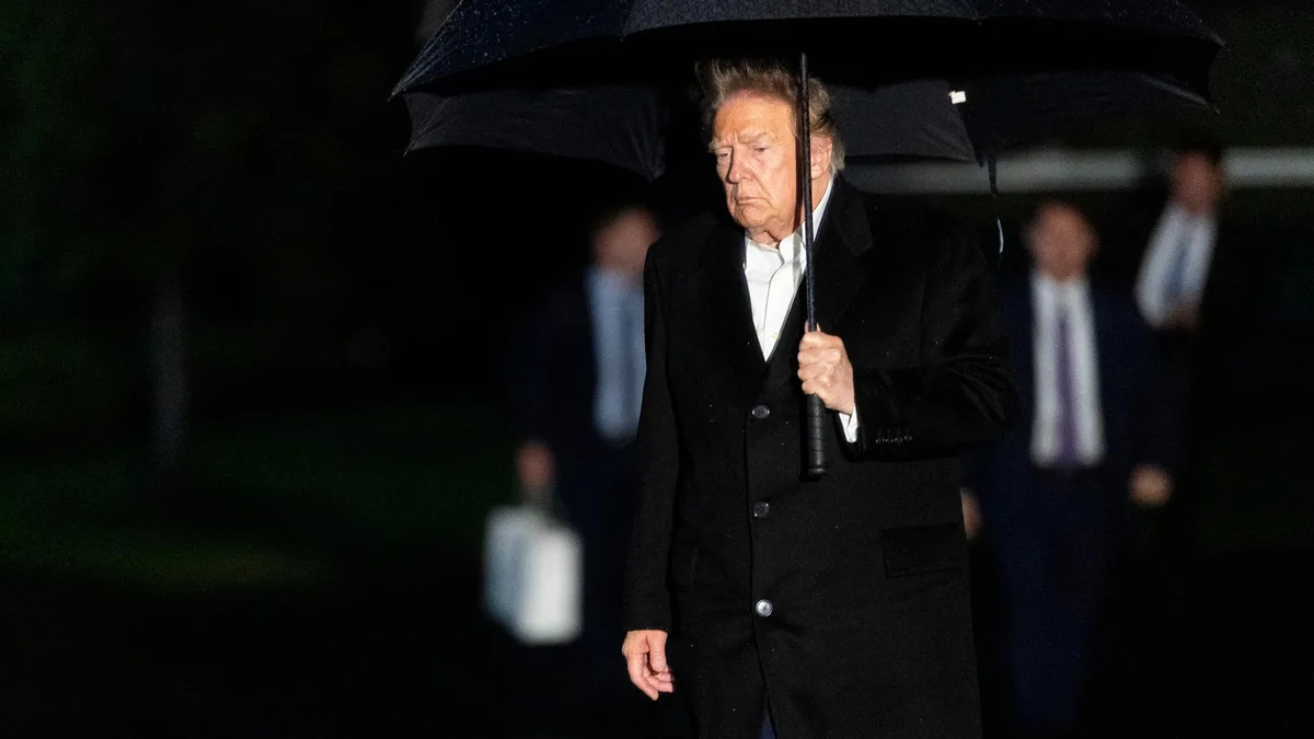 À six semaines des midterms, Trump est au plus bas dans les sondages