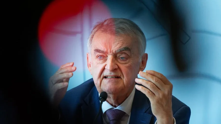 NRW-Innenminister: Hüftbruch: CDU verschiebt Reuls Landtagswahl-Nominierung