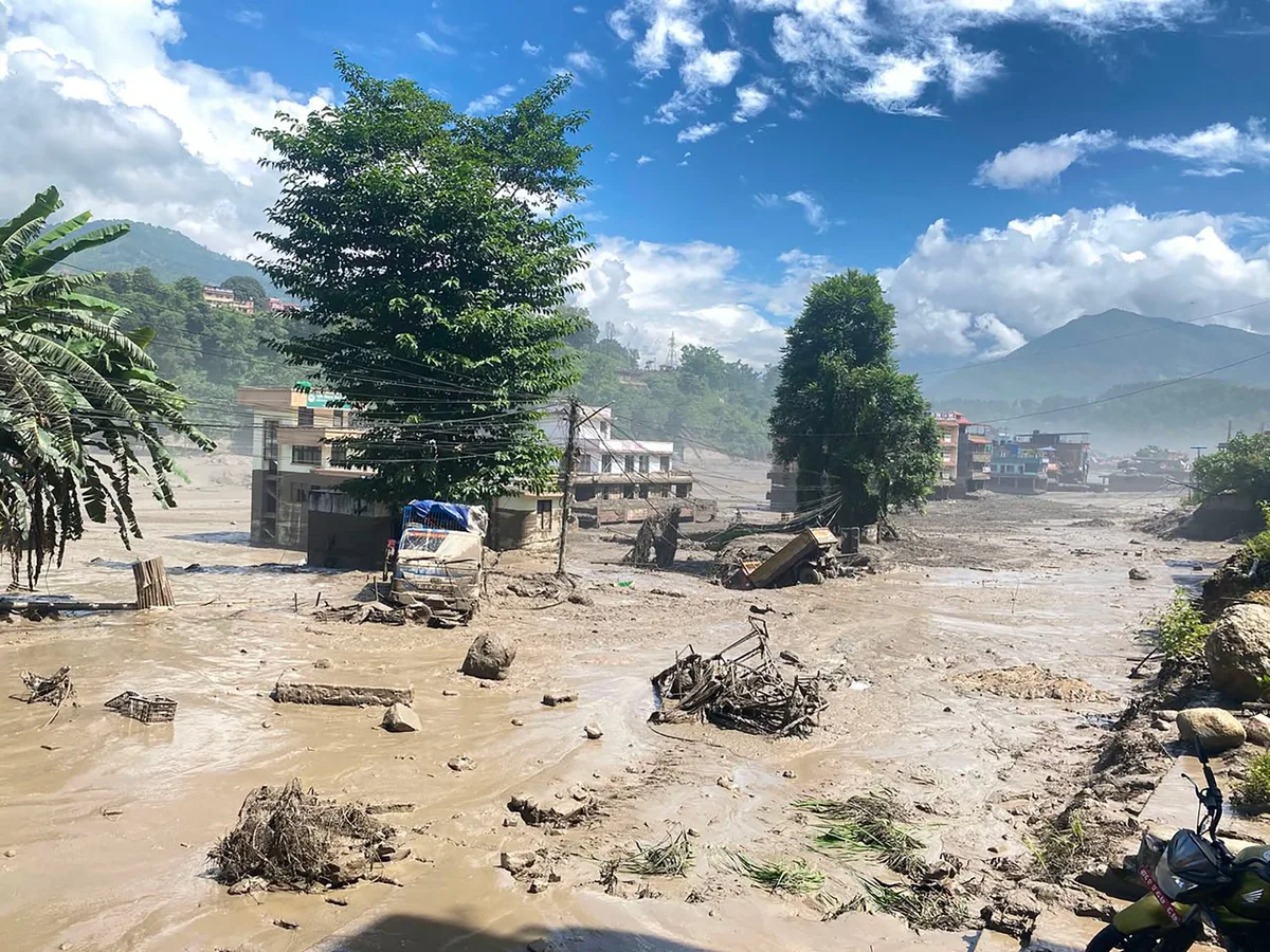 Número de mortos no Nepal e Tibete sobe para 165. Há quase 1.400 desaparecidos, incluindo dois portugueses