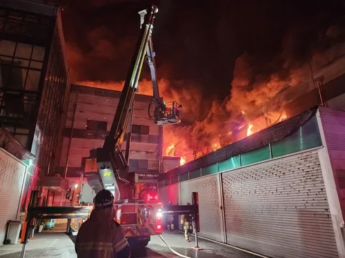 서울까지 검은 연기…인천 화장품 공장 화재 16시간 만에 진화