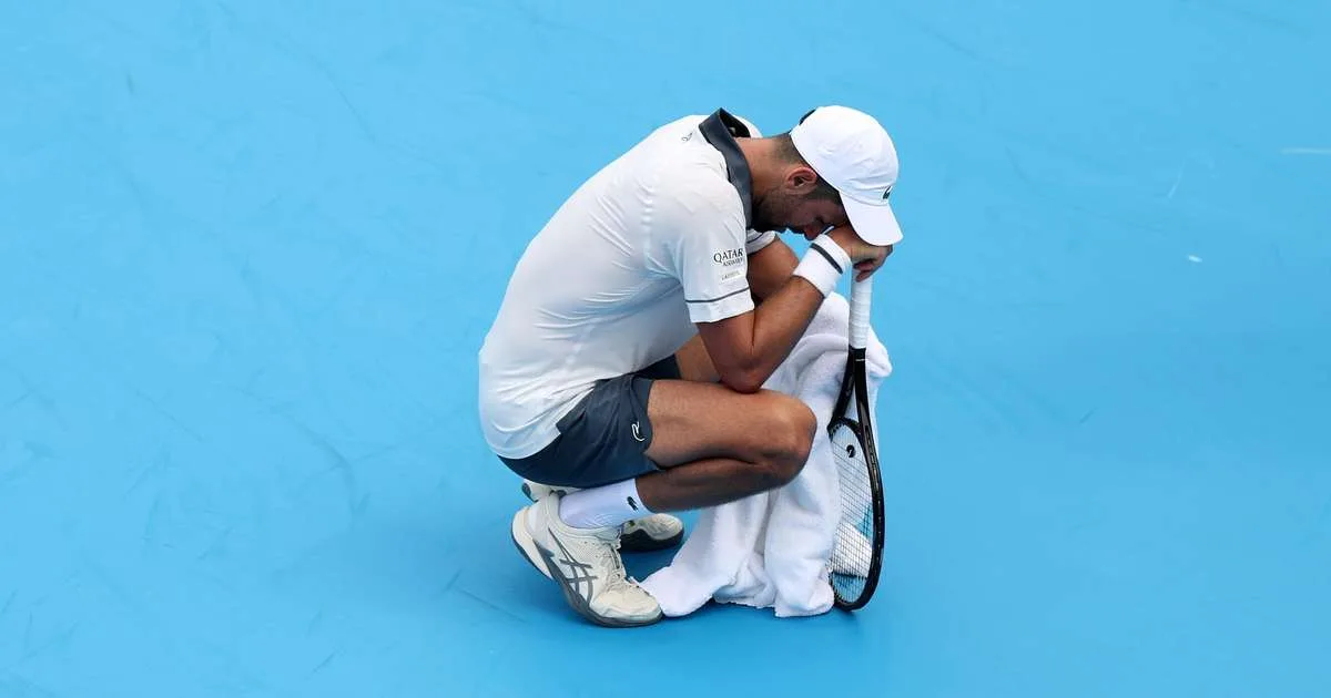 Djokovic passa mal em quadra e é eliminado em estreia de torneio nos EUA