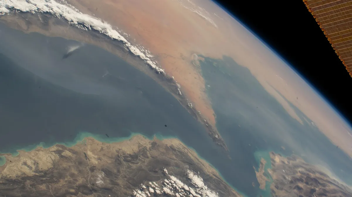 EEUU asegura que más de 40 buques atravesaron Ormuz en un día pese a la "agresión injustificada" de Irán