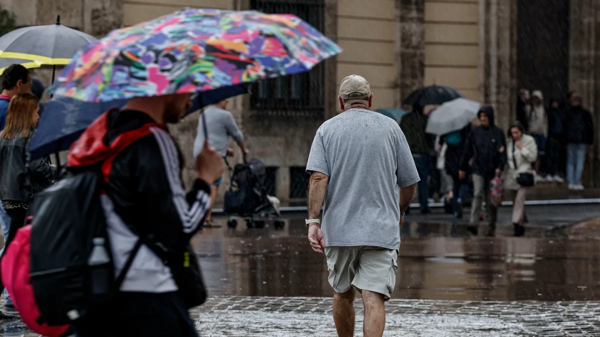 De los 44 grados a sacar la chaqueta y el paraguas: el “zarpazo otoñal” que pone en alerta a diez comunidades por lluvias