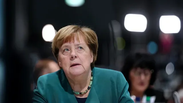 Merkel pede para "lutar pela democracia" face à extrema-direita na Alemanha