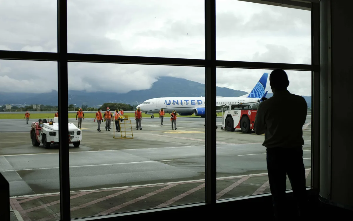 Costa Rica recibió 171,602 turistas por vía aérea en agosto, un 5.9% menos que hace un año
