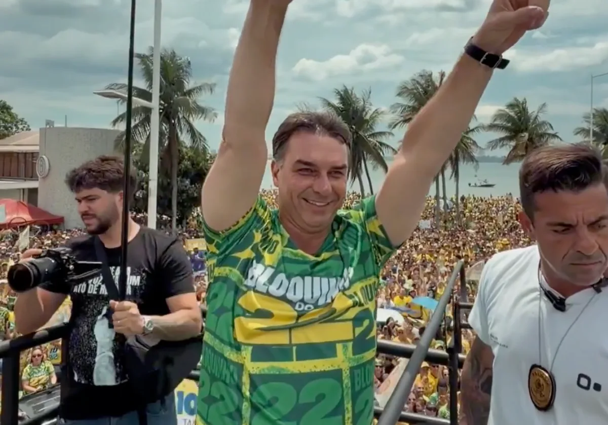 Flávio exalta Jair Bolsonaro em carreata no Espírito Santo