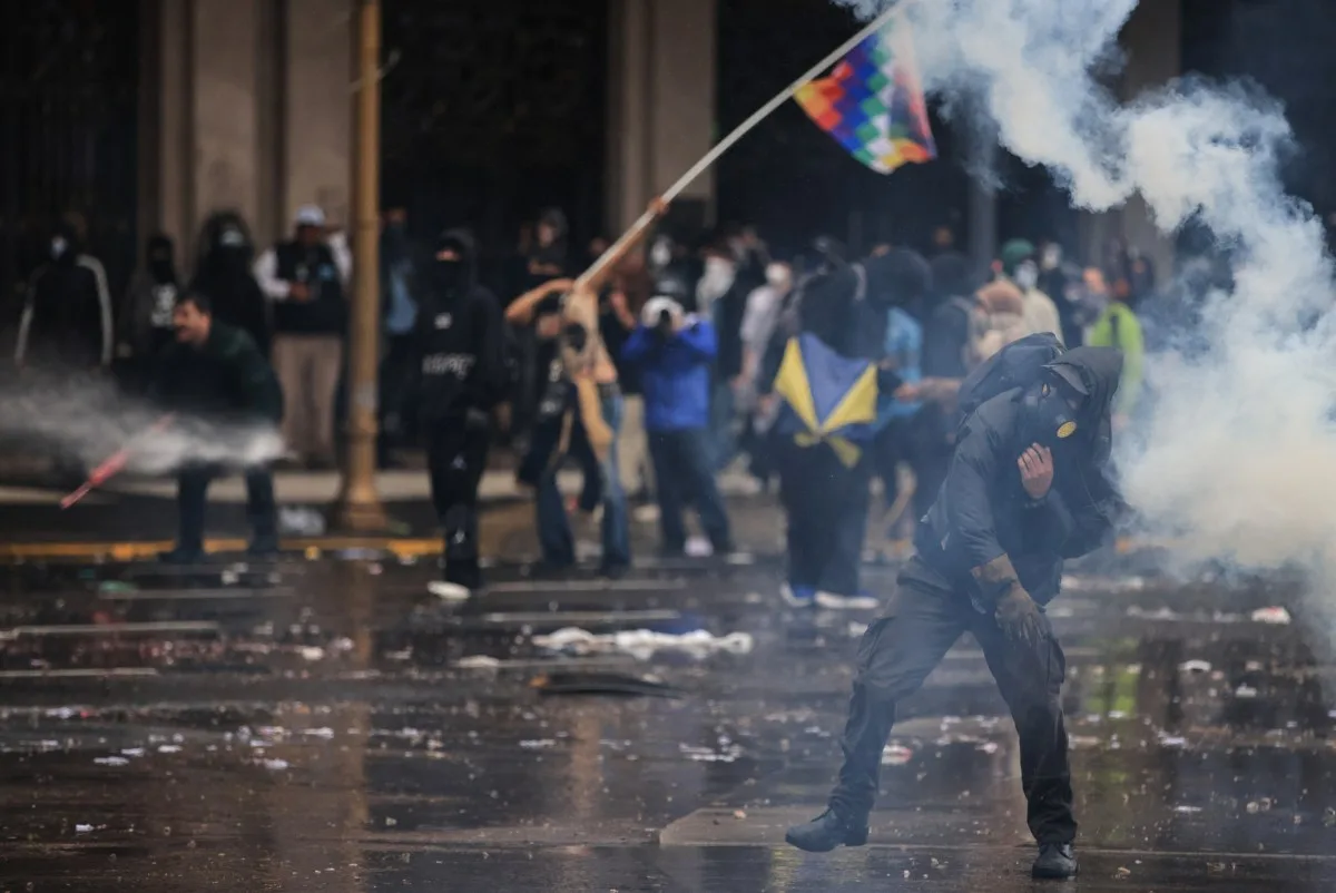 Professores e estudantes protestam contra cortes nas universidades na Argentina