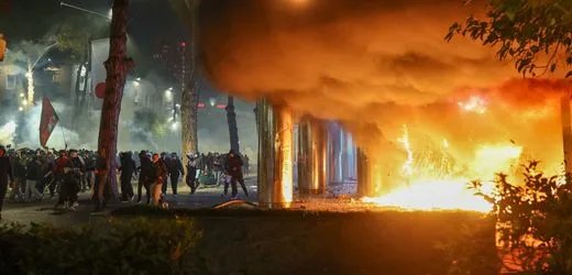 Proteste in Albanien: Demonstranten legen Feuer in Bildungsministerium in Albanien