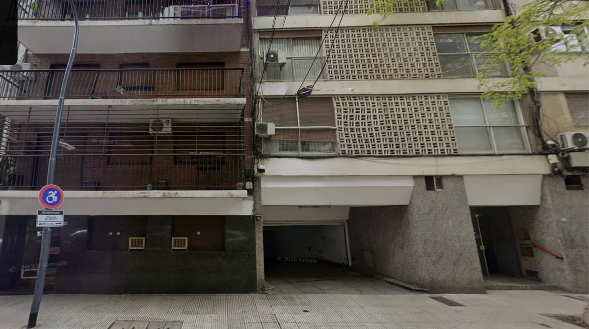 Tensión en Recoleta por dos hombres atrincherados en un departamento: la Policía entró por una ventana y logró reducirlos