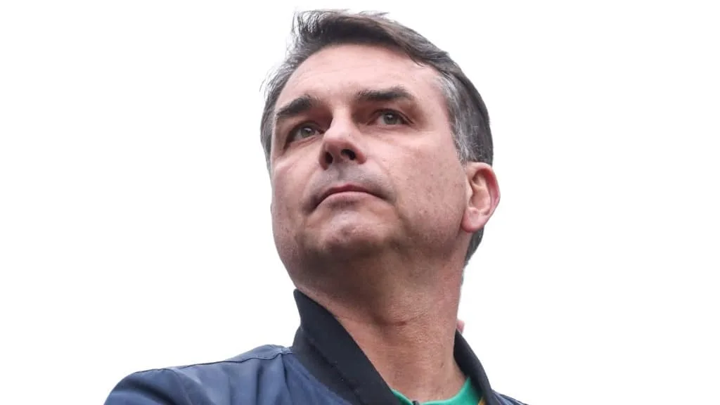 Flávio Bolsonaro é alvo de panelaço durante entrevista à Globo