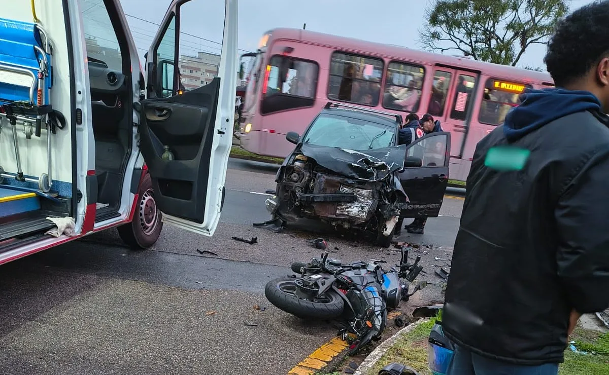 Motociclista é socorrido com ferimento nas costas após acidente com carro em avenida movimentada em Pinhais