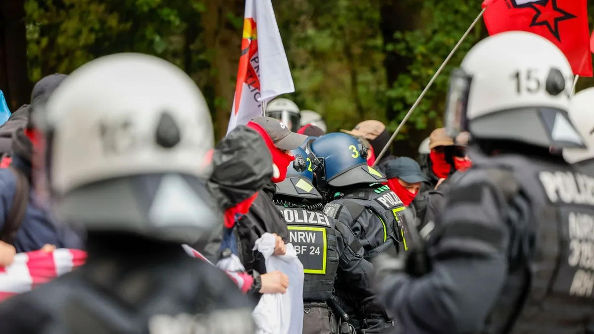 Protest gegen Aufrüstung: Polizei löst Versammlung vor Kaserne auf