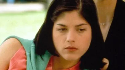 Selma Blair divulga primeira declaração desde incidente em avião: ‘Não tive a intenção de ferir ninguém’