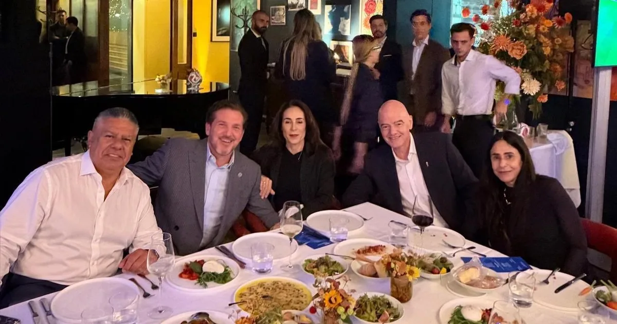 Chiqui Tapia, en la FIFA: la desafiante respuesta a la foto de Di Carlo con Verón y la trastienda de los dos dirigentes que lo acompañaron