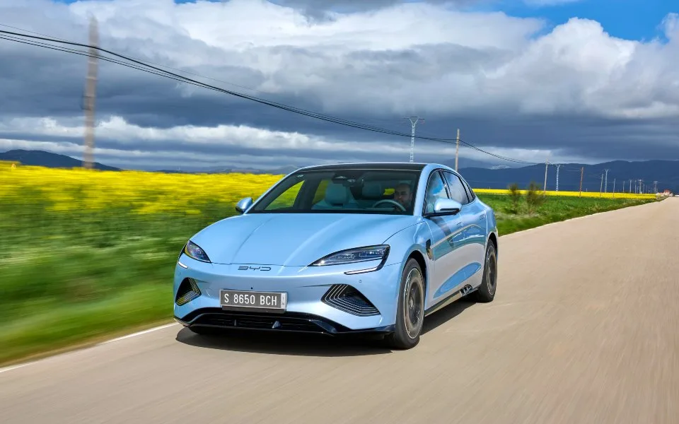 BYD volta aos lucros com aposta nas exportações para a Europa e ganha espaço em Portugal