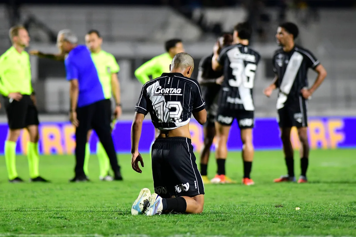 Lateral de 17 anos chora na estreia pela Ponte e paga promessa; veja vídeo