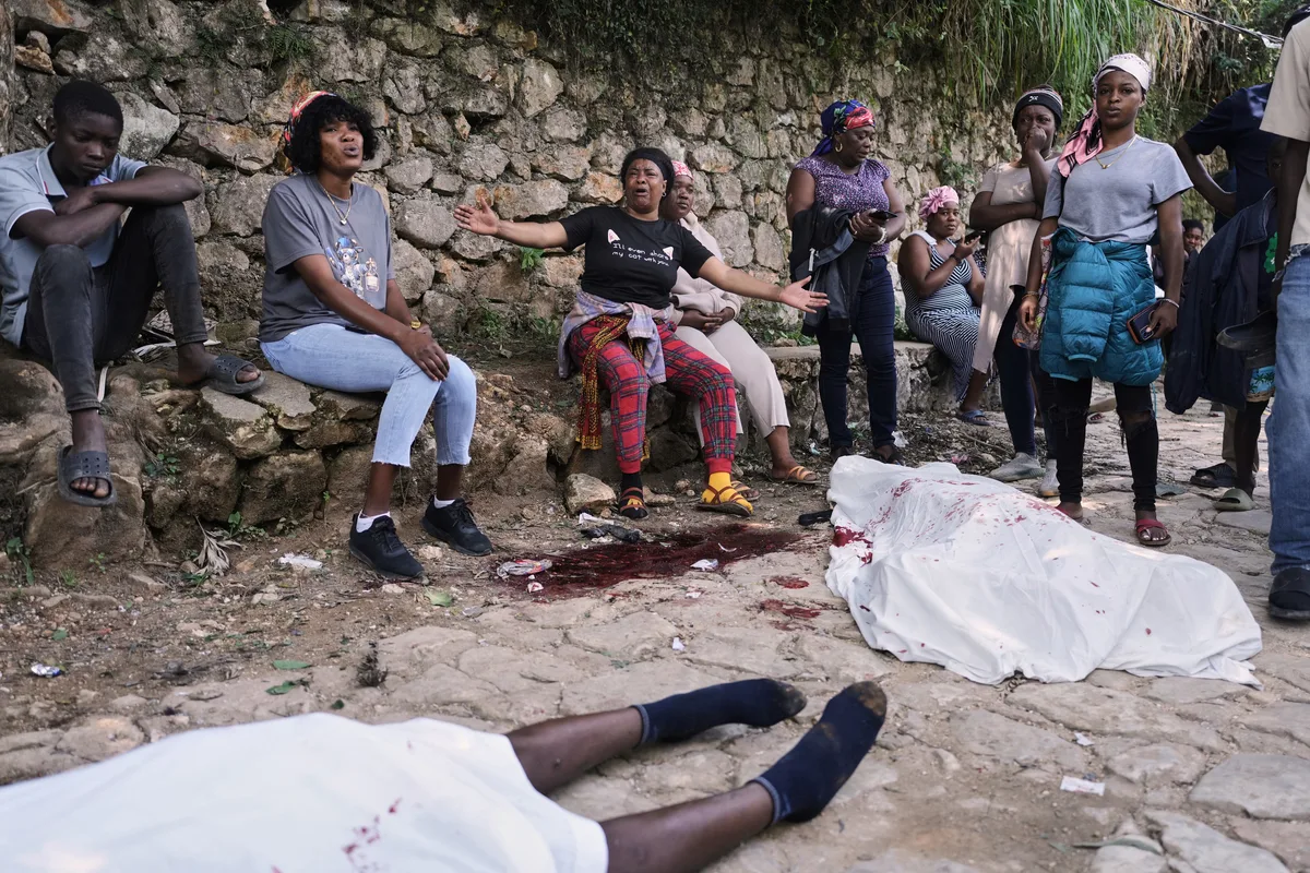 El jefe de una banda criminal de Haití amenaza con matar a más de 60 rehenes un día después de cometer una masacre con 47 muertos